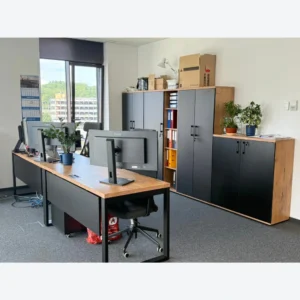 Biurko pod oknem - grafika główna