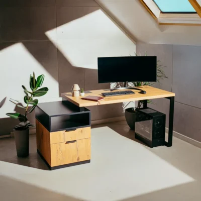 Biurko przy oknie dachowym