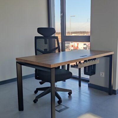 Biurko klasyczne prostopadle do okna