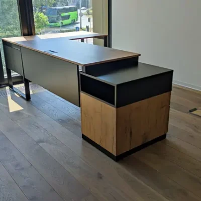 Biurko narożne przy oknie